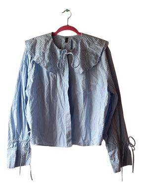 H&M Light Blue Striped Eyelet Collar Tie-Neck button down shirt